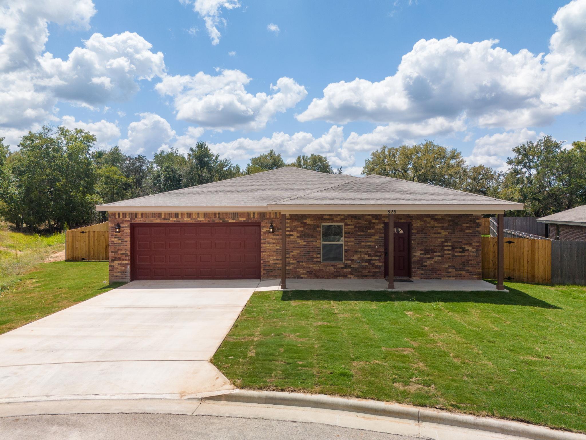 828 Elijah Ln Property Photo 2