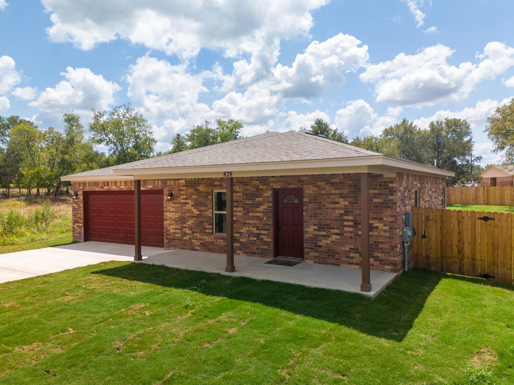 828 Elijah Ln Property Photo 3