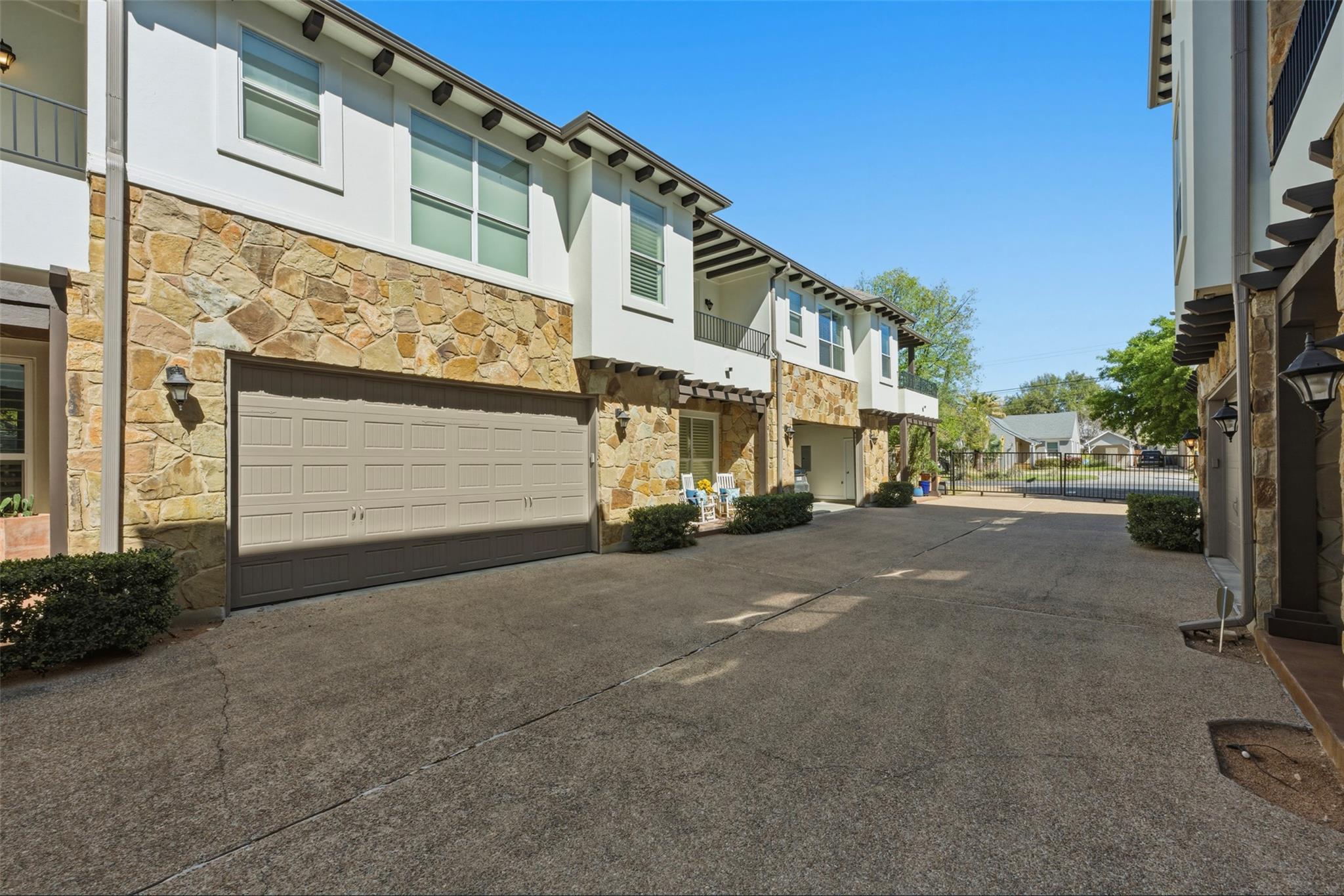 1621 Enfield Rd #e Property Photo 4