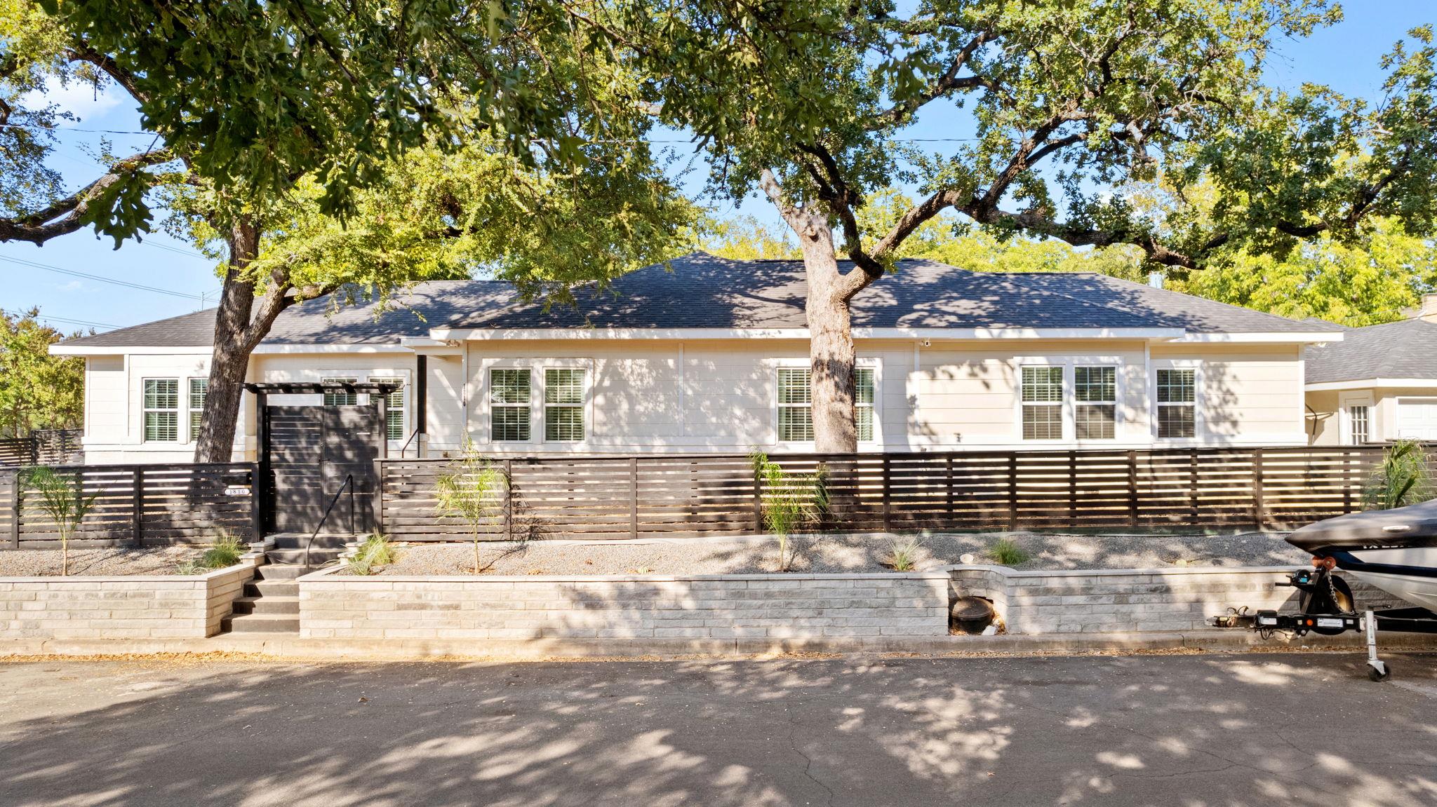 1810 Palma Plz Property Photo 1