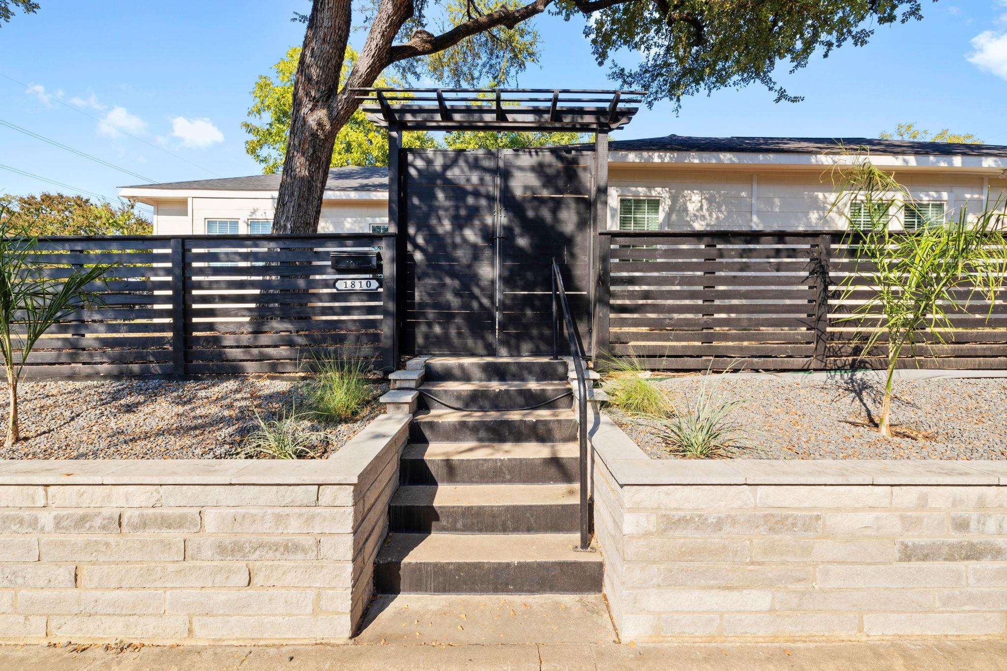 1810 Palma Plz Property Photo 2