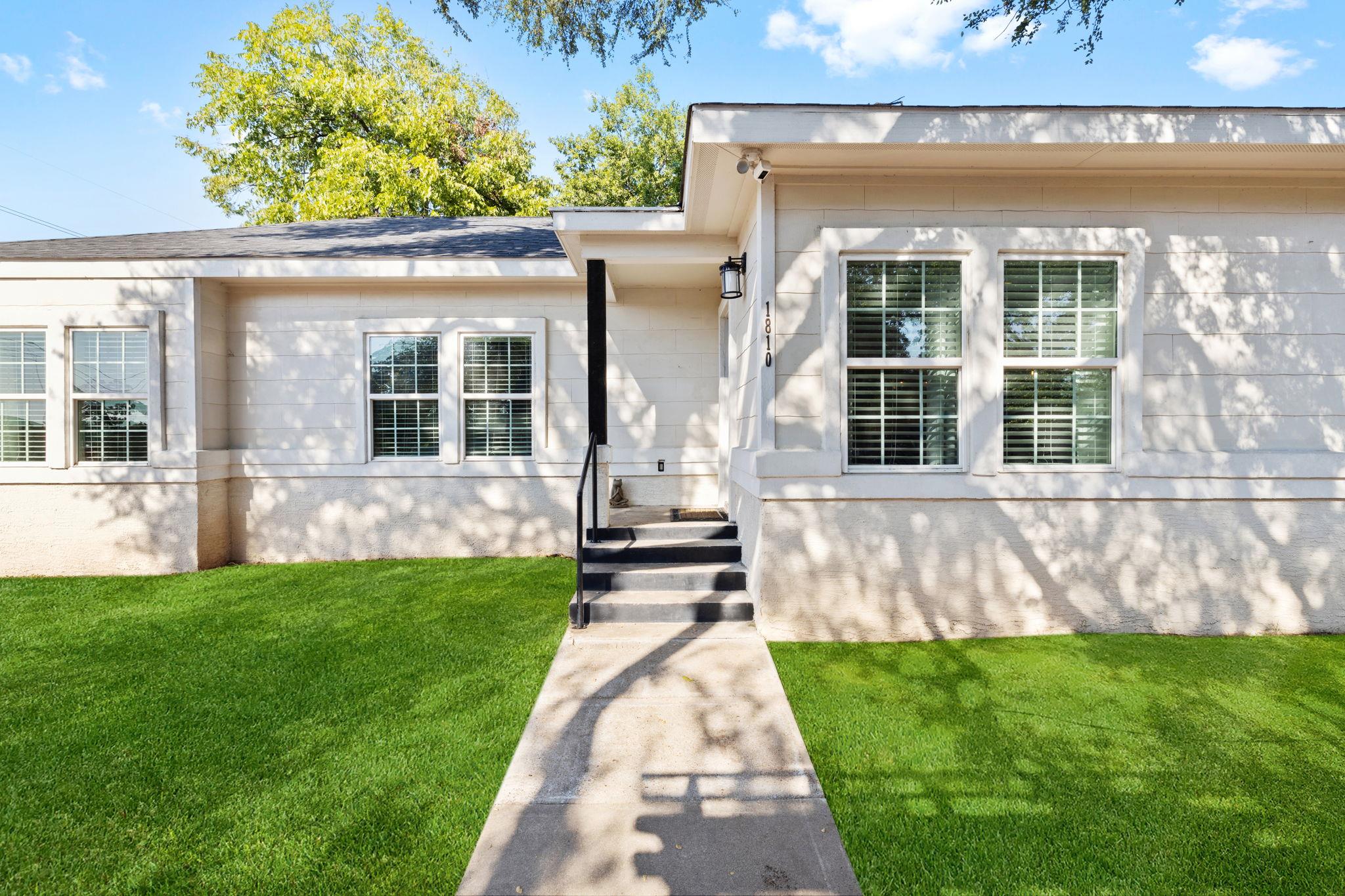 1810 Palma Plz Property Photo 3