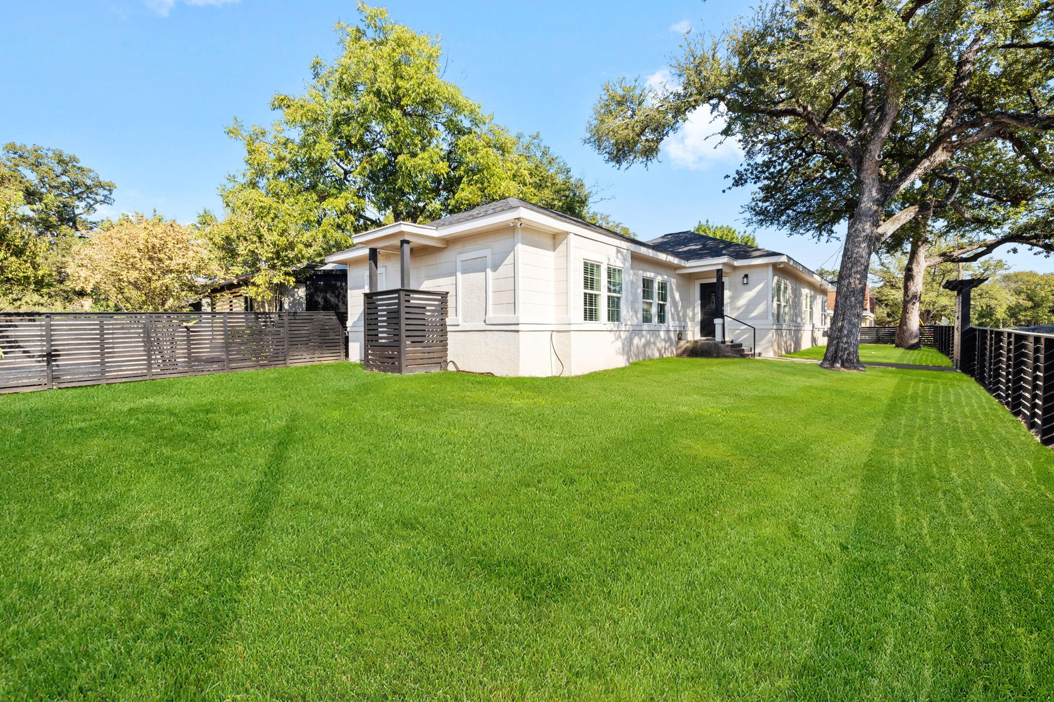 1810 Palma Plz Property Photo 5