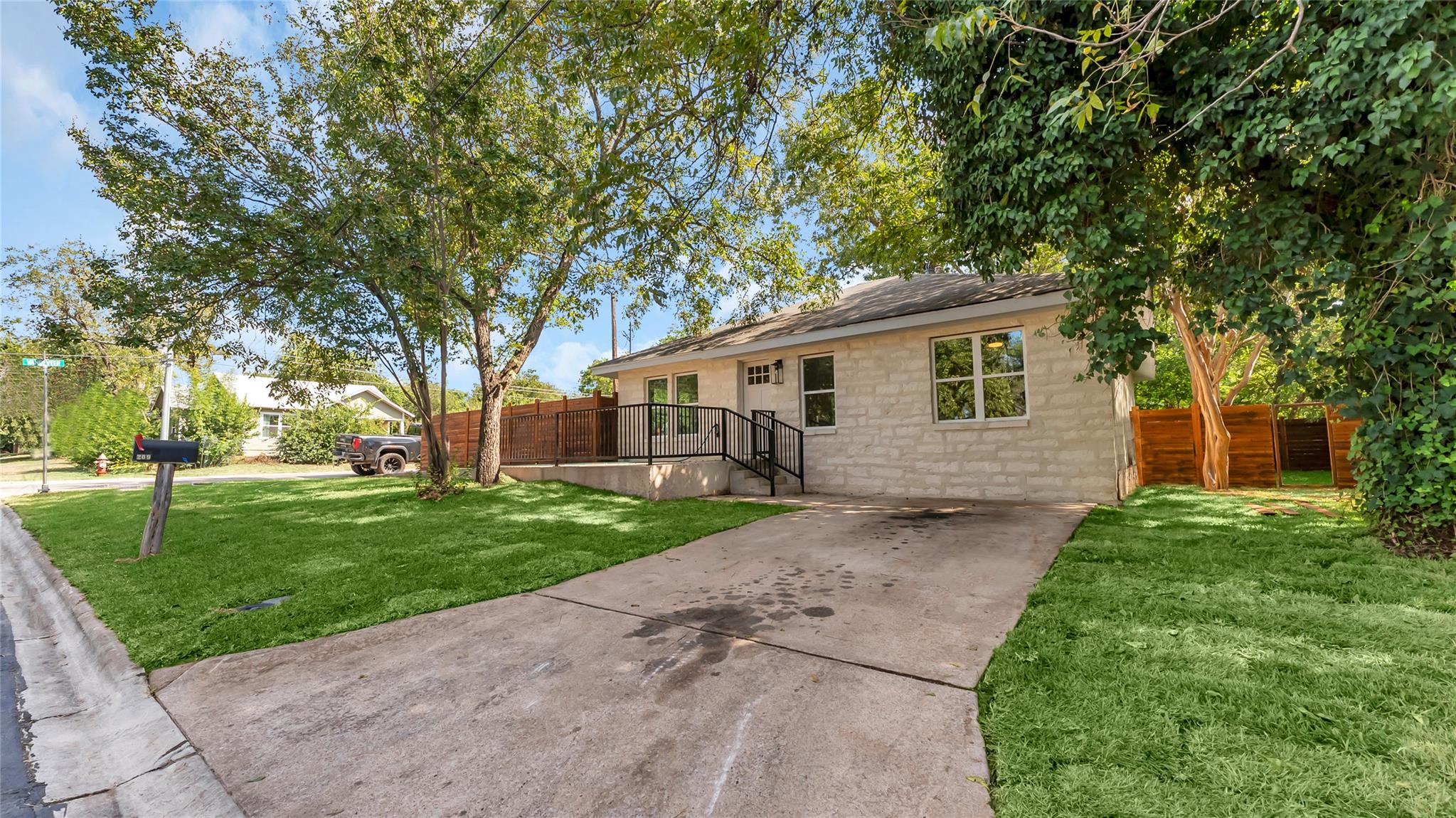 209 E Kerr St Property Photo 1