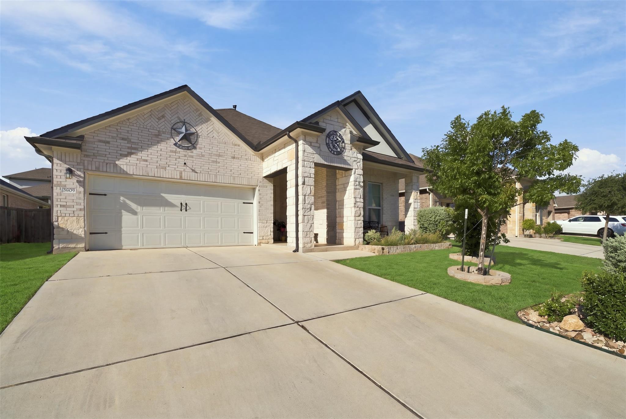 2405 Gabriels Horn Rd Property Photo 1
