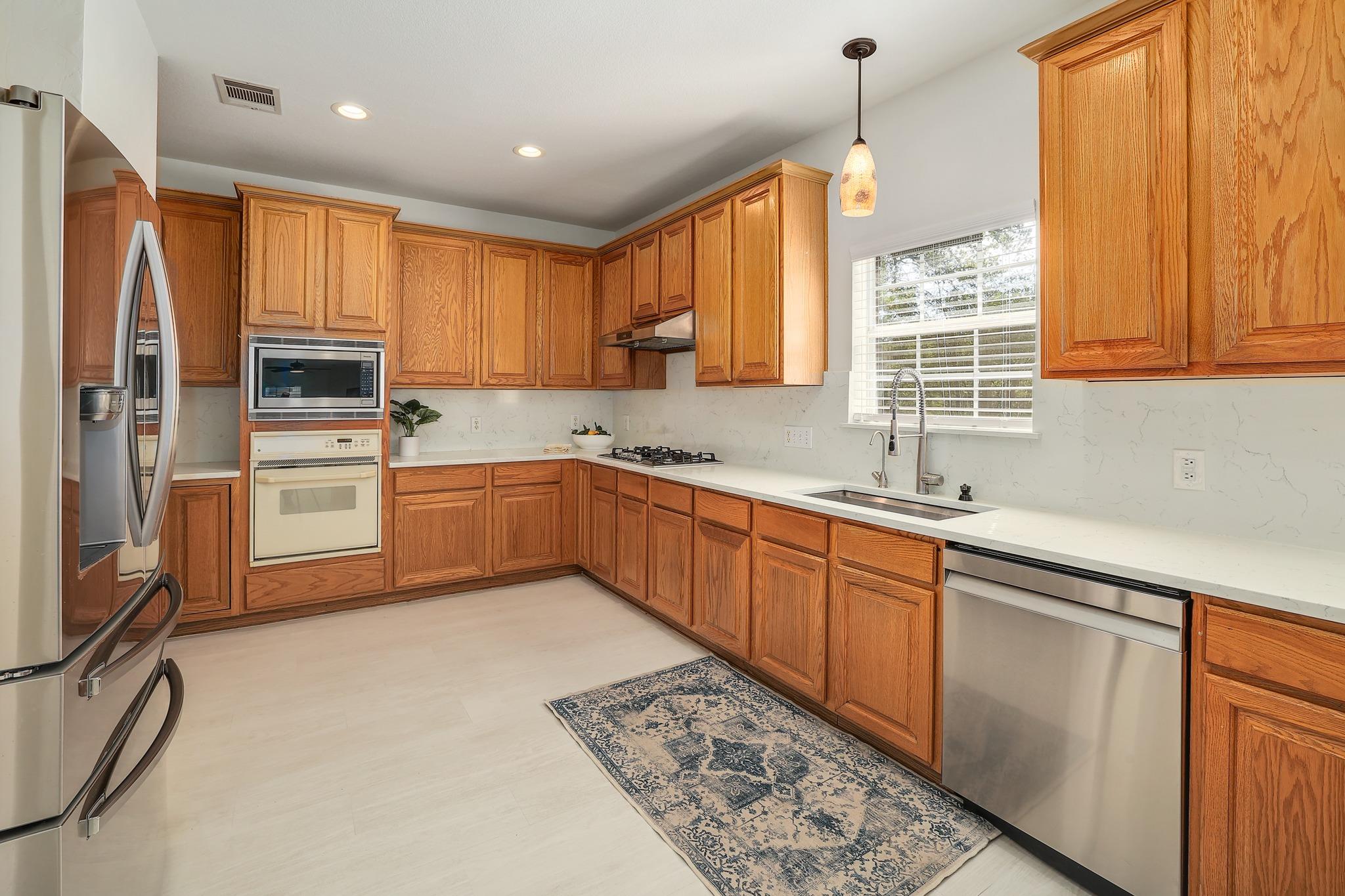 2023 Wood Glen Dr Property Photo 8