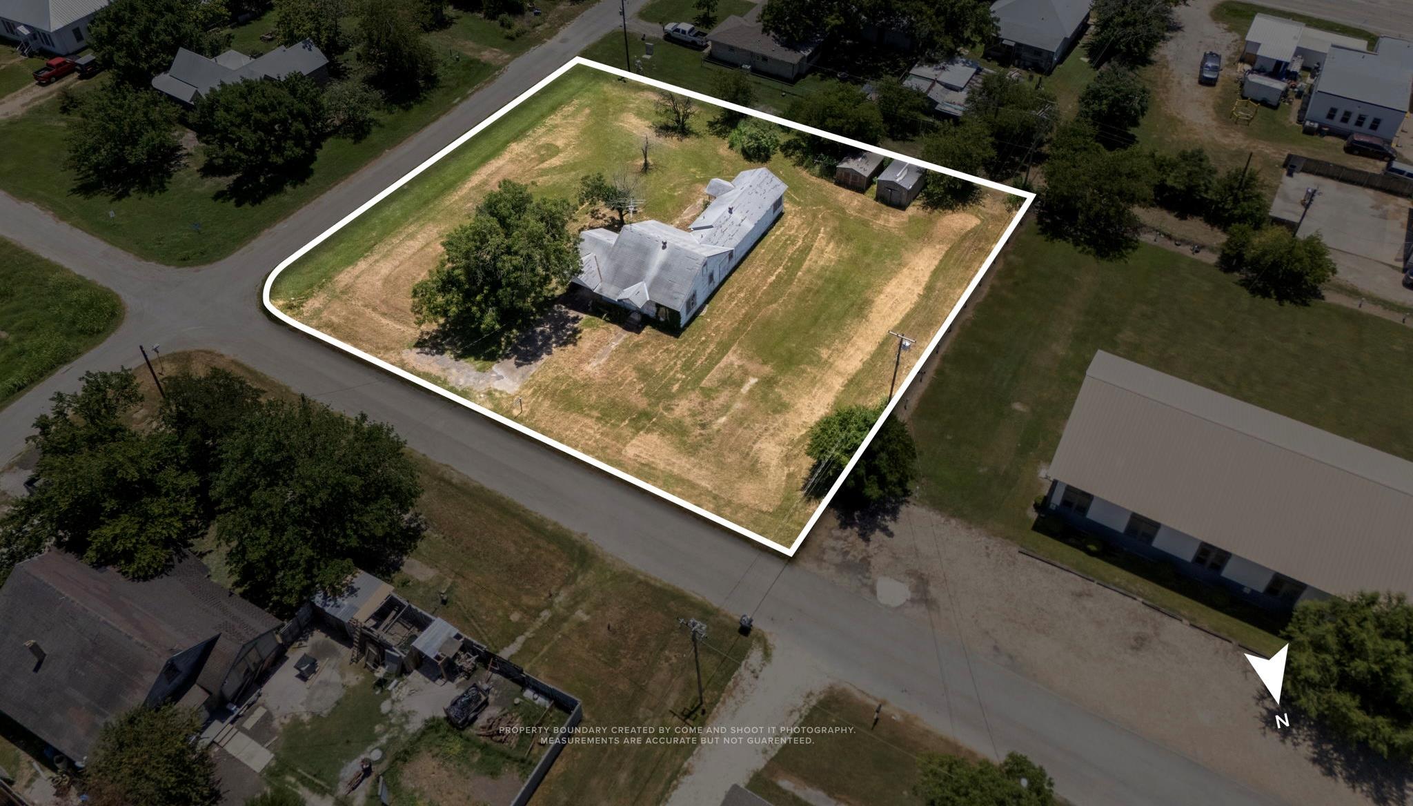 325 E Bell St Property Photo 1