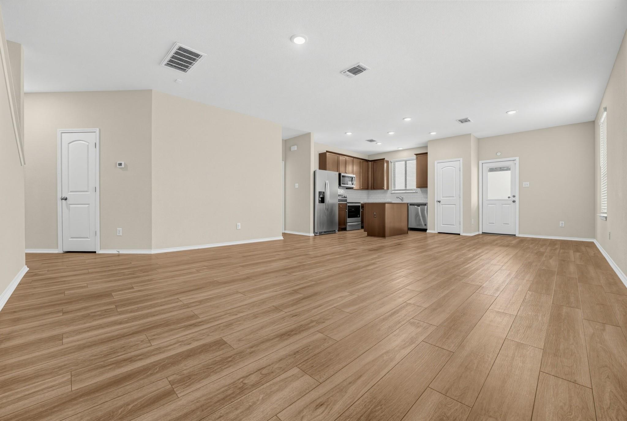 400 Bedford Falls Ln Property Photo 3