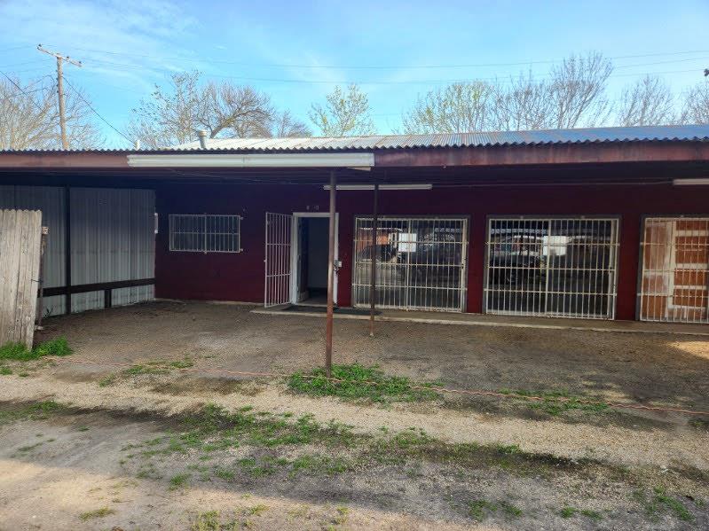 501 W 2nd St Property Photo 4