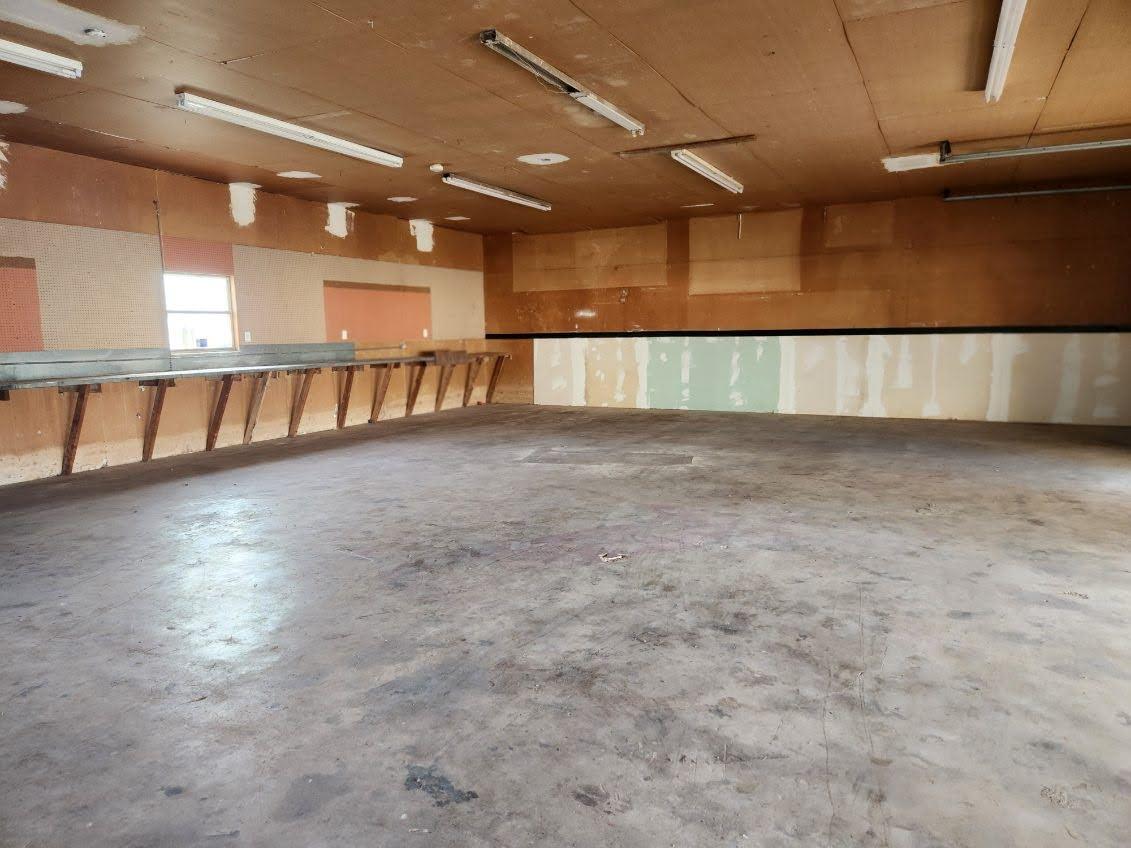 501 W 2nd St Property Photo 8