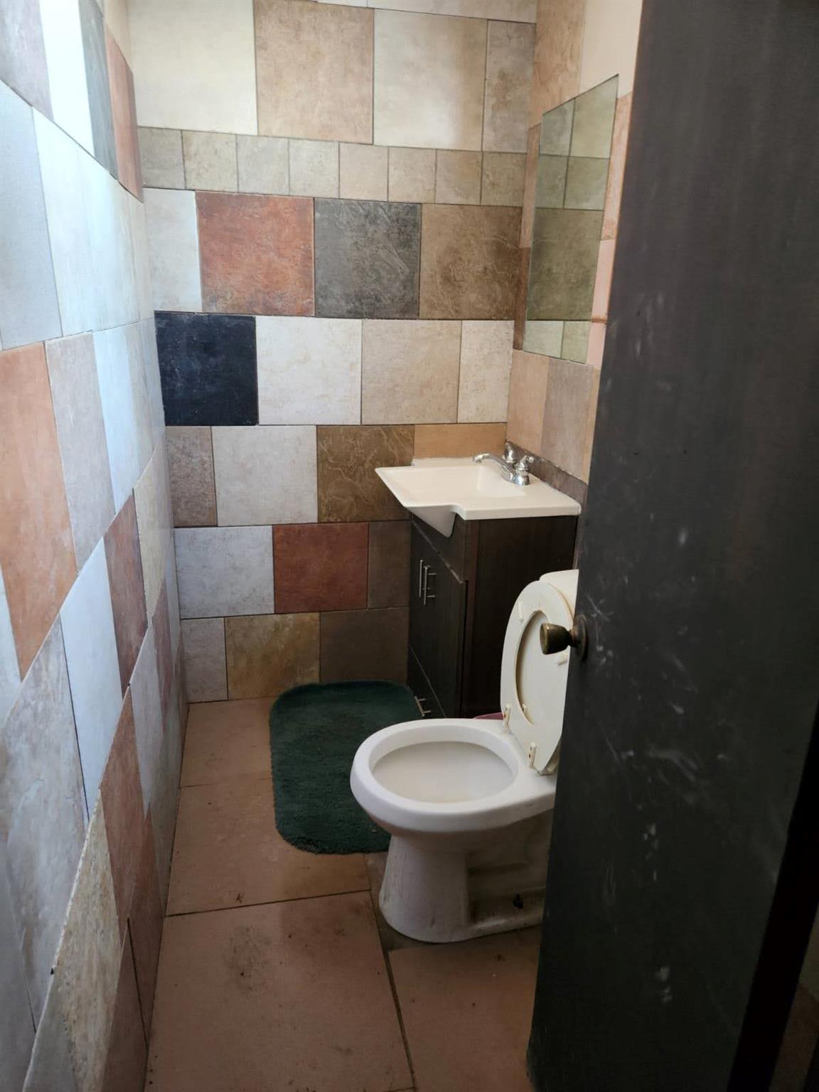 501 W 2nd St Property Photo 11