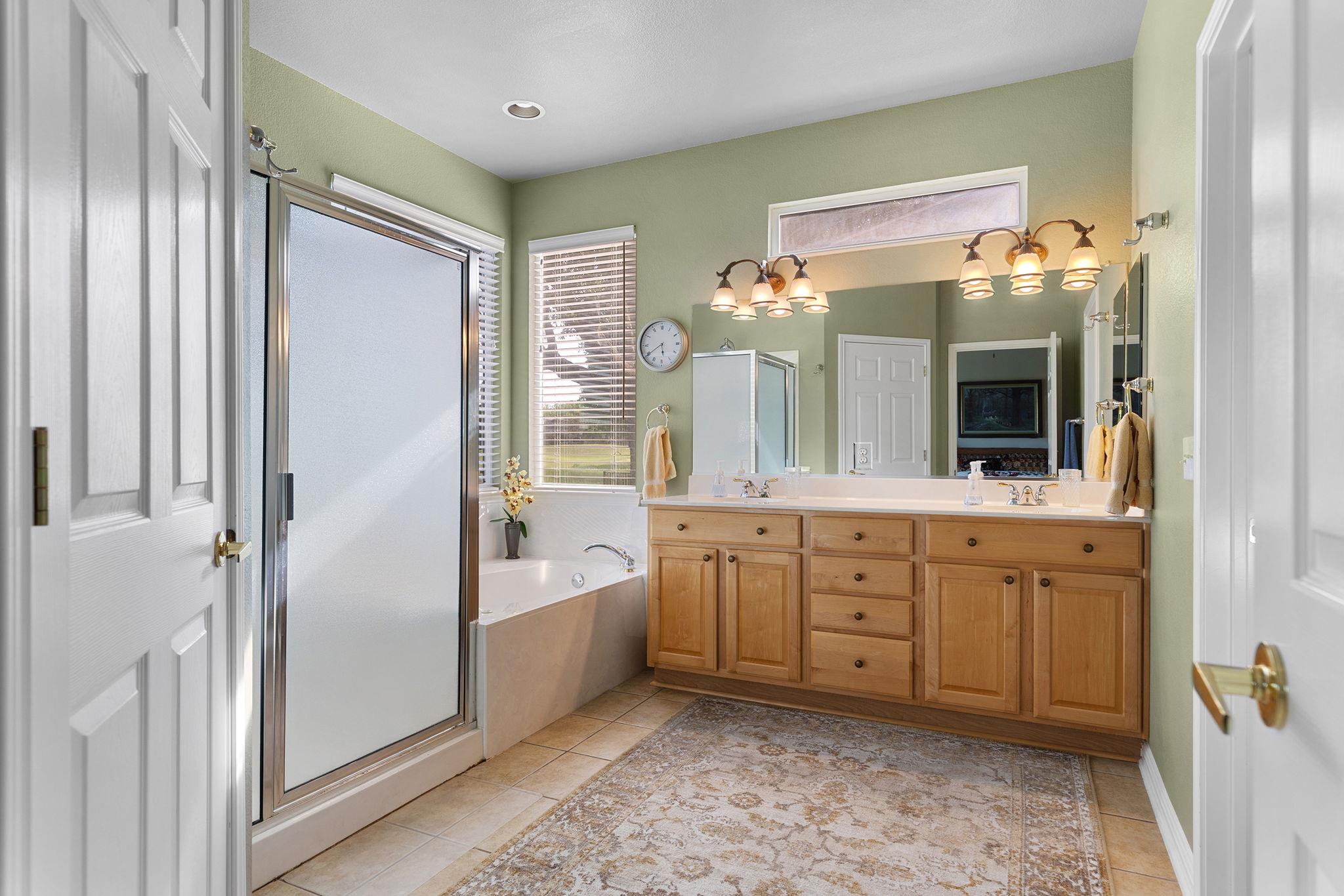 108 Chuckwagon Trl Property Photo 6