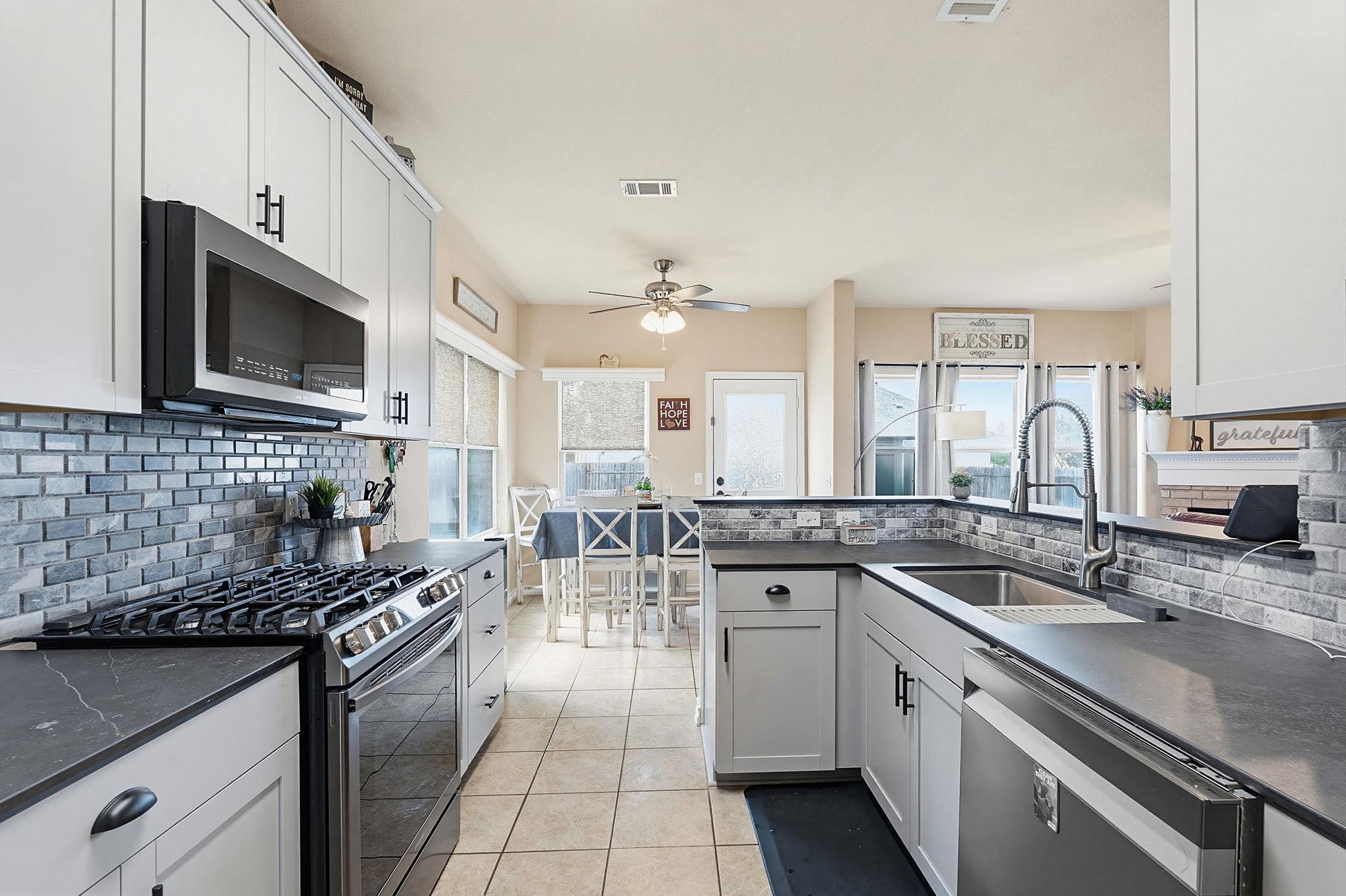 2817 Beach Plum Cv Property Photo 3