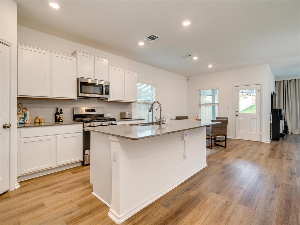 1208 Sweetspire St Property Photo 2