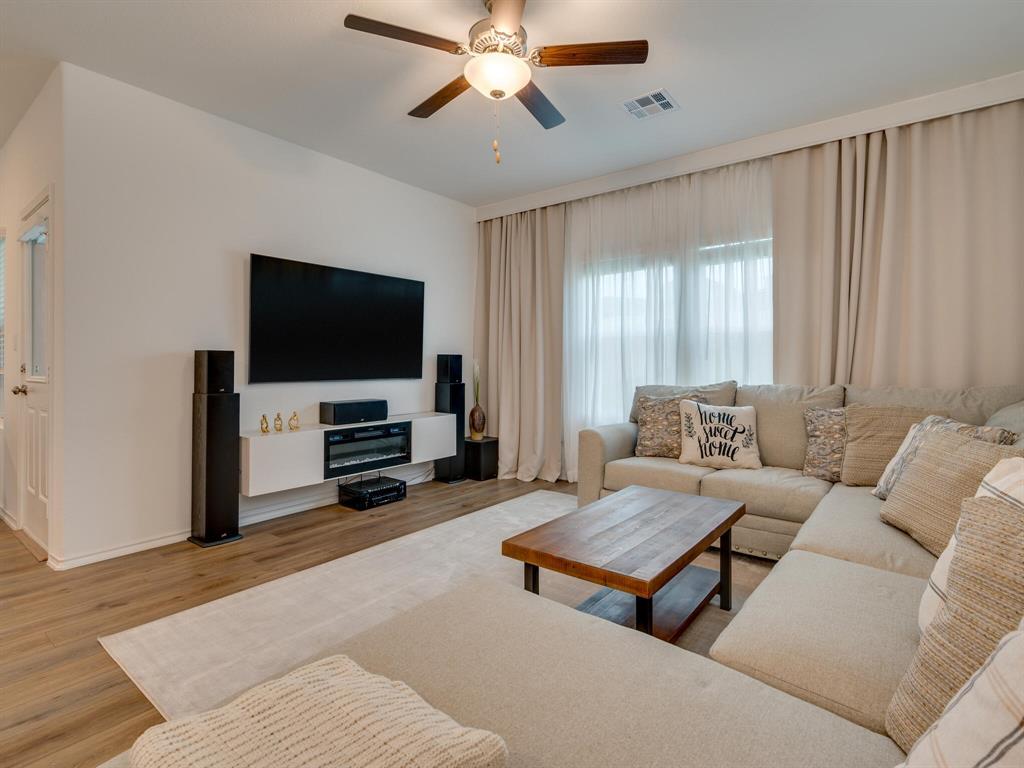 1208 Sweetspire St Property Photo 3