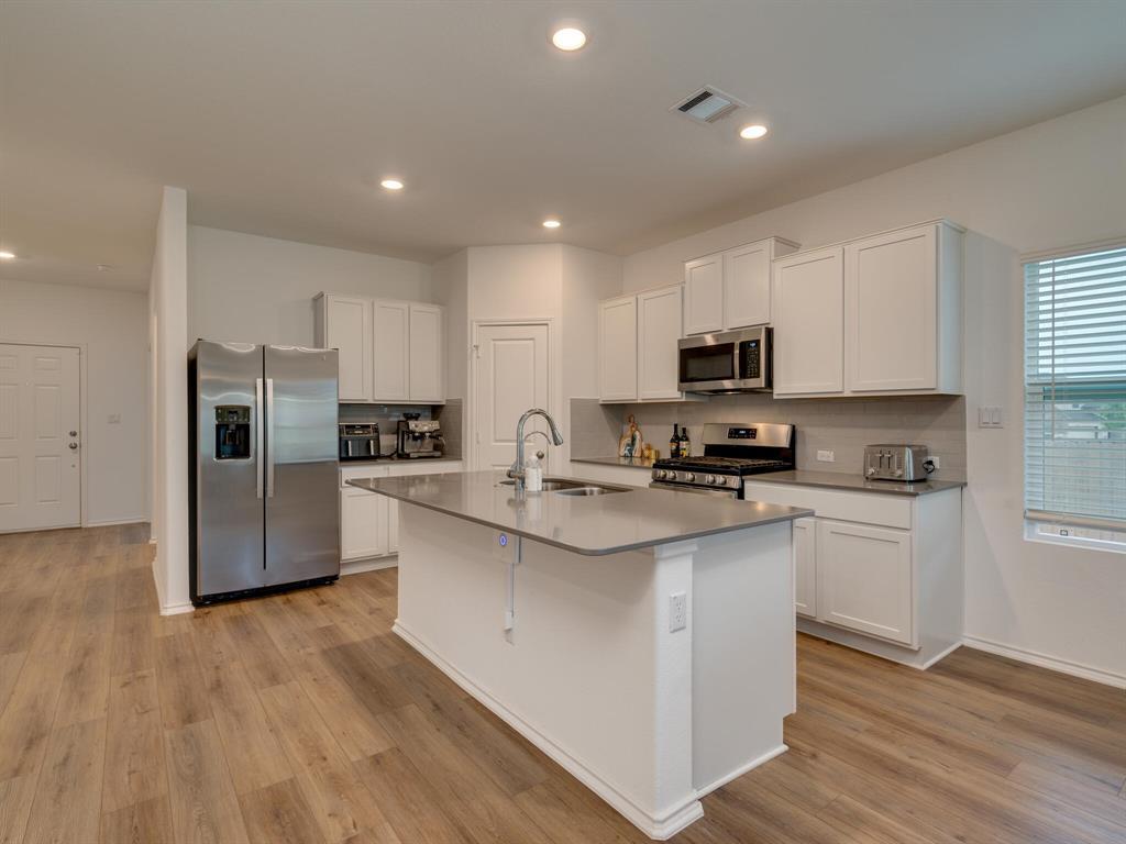 1208 Sweetspire St Property Photo 4