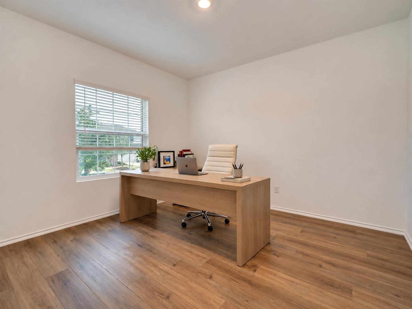 1208 Sweetspire St Property Photo 4