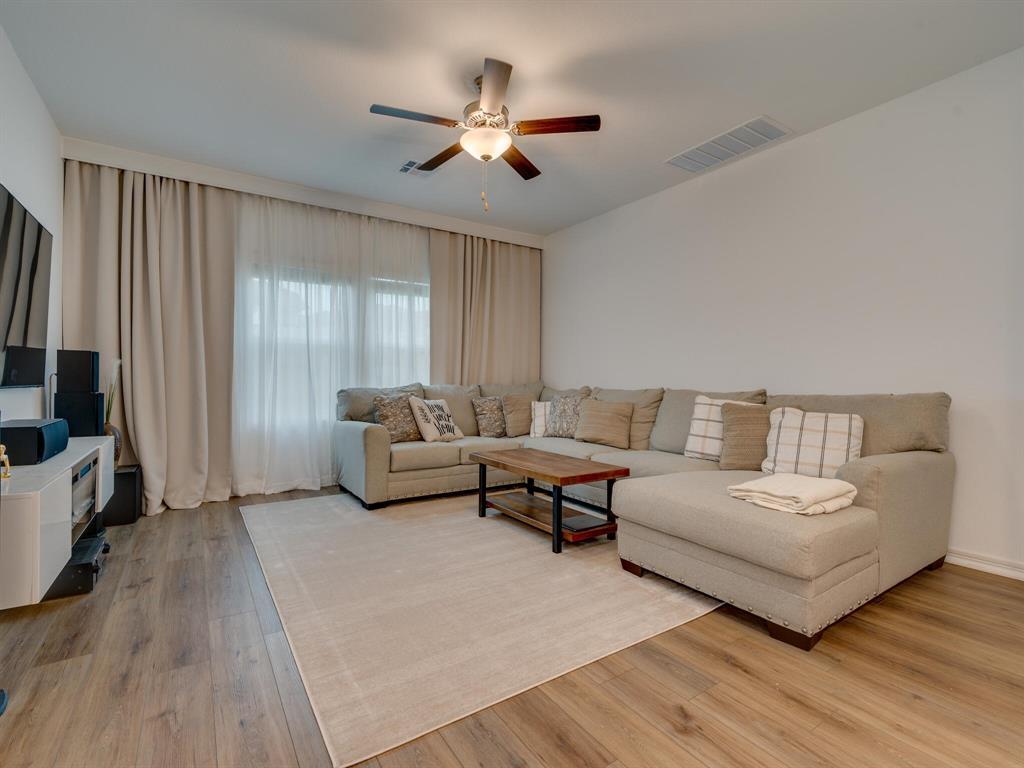 1208 Sweetspire St Property Photo 12