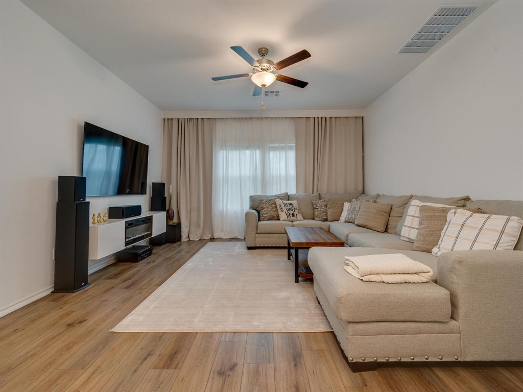1208 Sweetspire St Property Photo 13