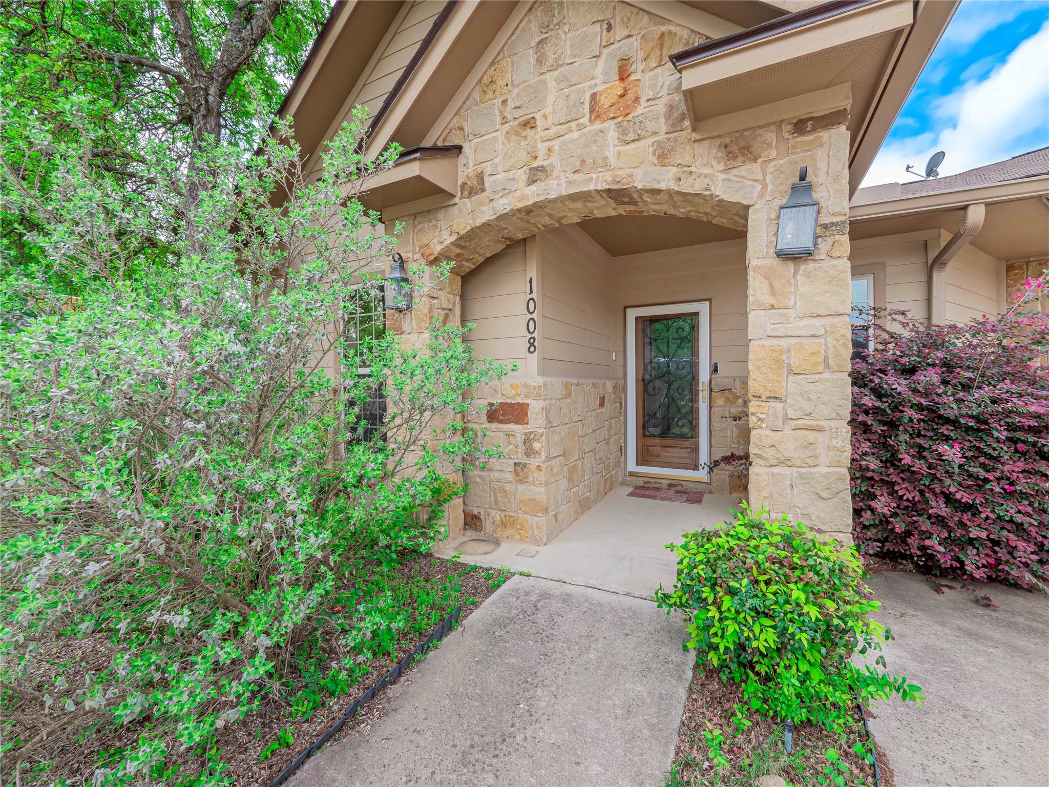 1008 Laurel Oak Cir Property Photo 3