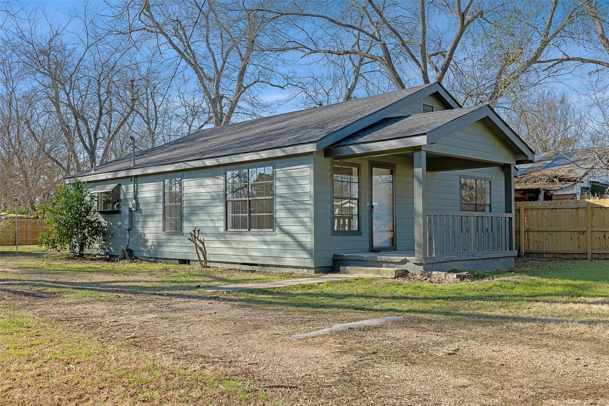 437 W Davilla Ave Property Photo