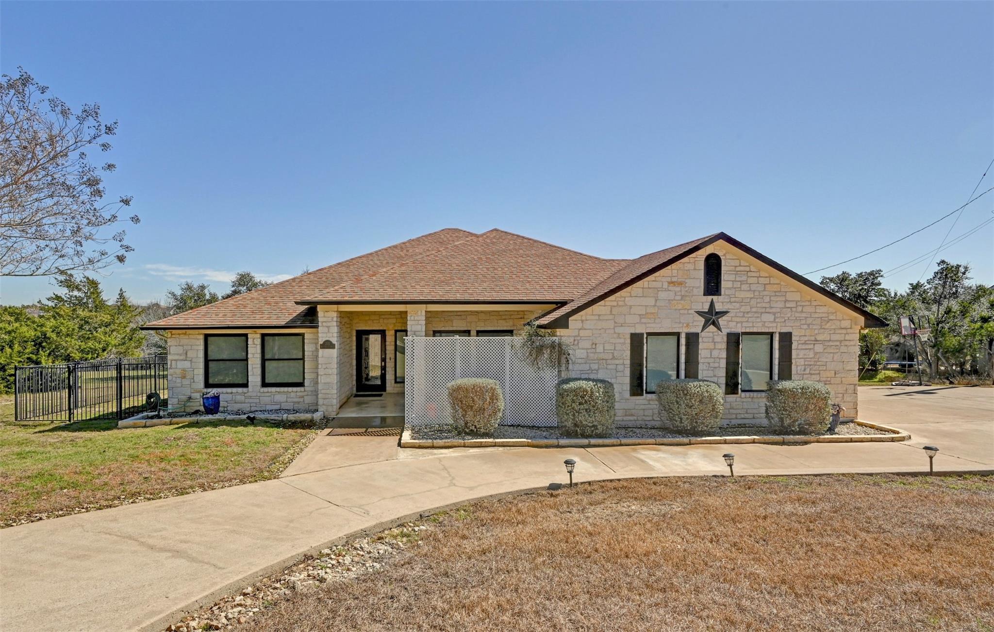 701 W Creek Dr Property Photo 1