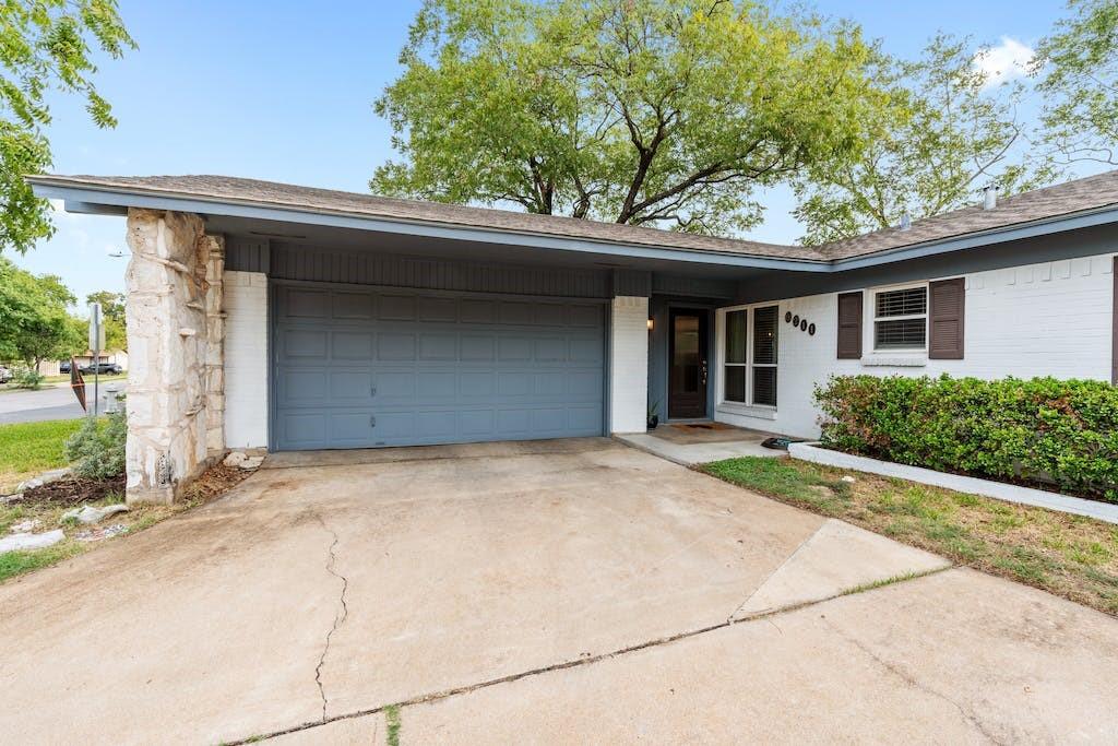 8211 Stillwood Ln Property Photo 3