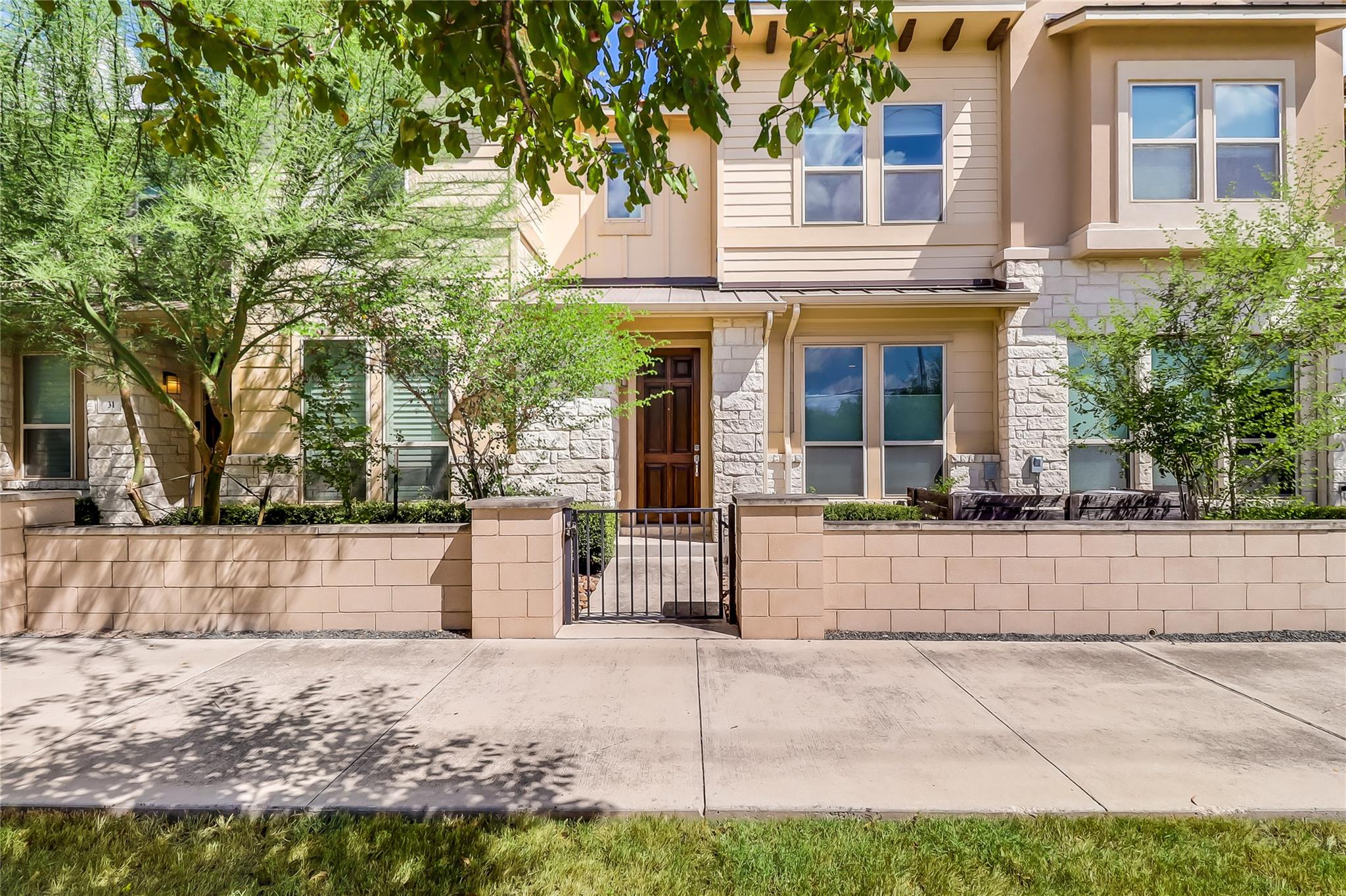 6814 E Riverside Dr #32 Property Photo 1