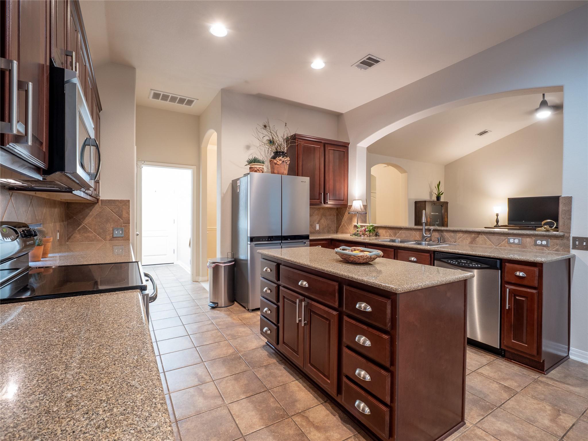 2214 Yellow Bird Trl Property Photo 8