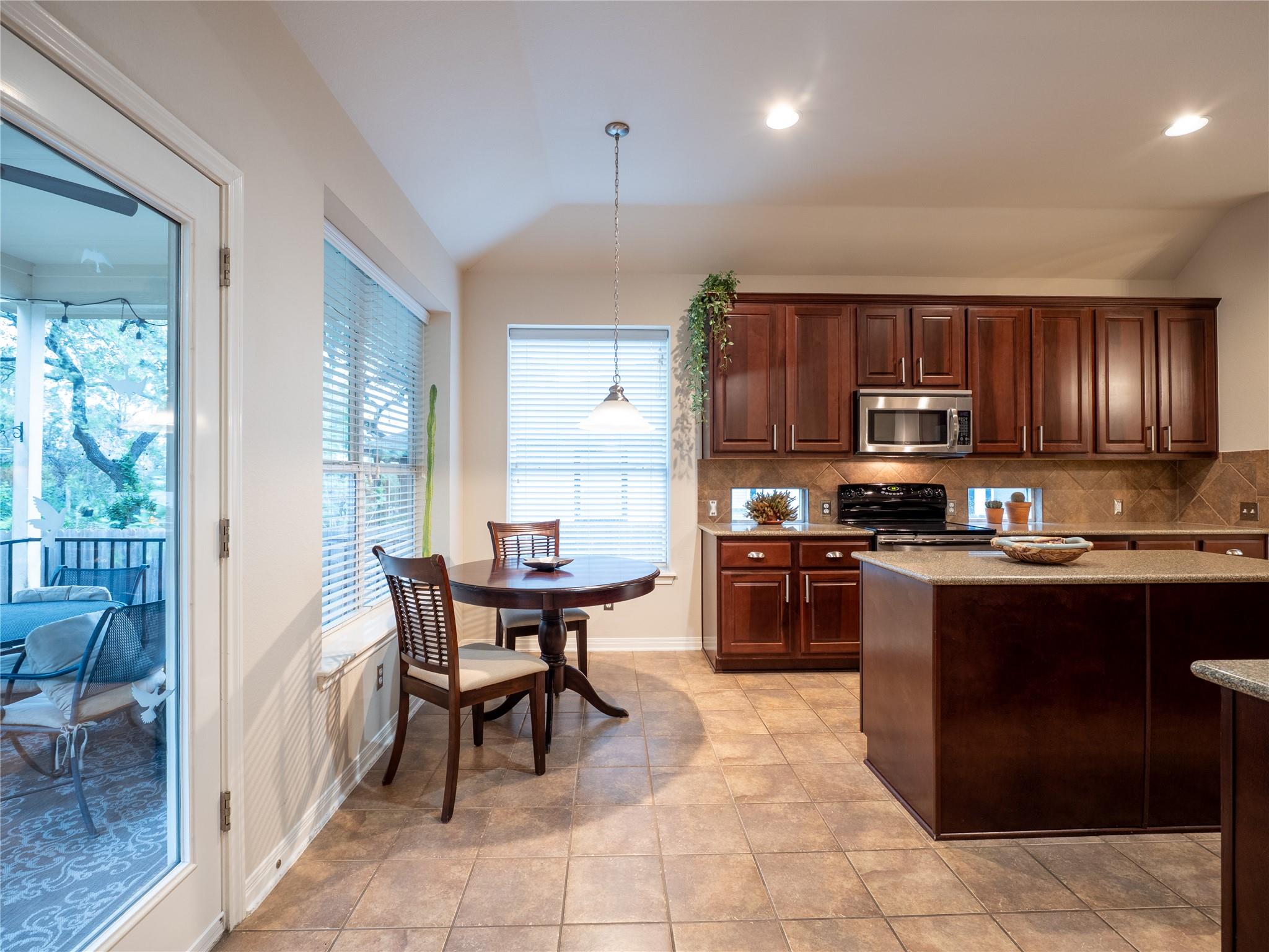 2214 Yellow Bird Trl Property Photo 9