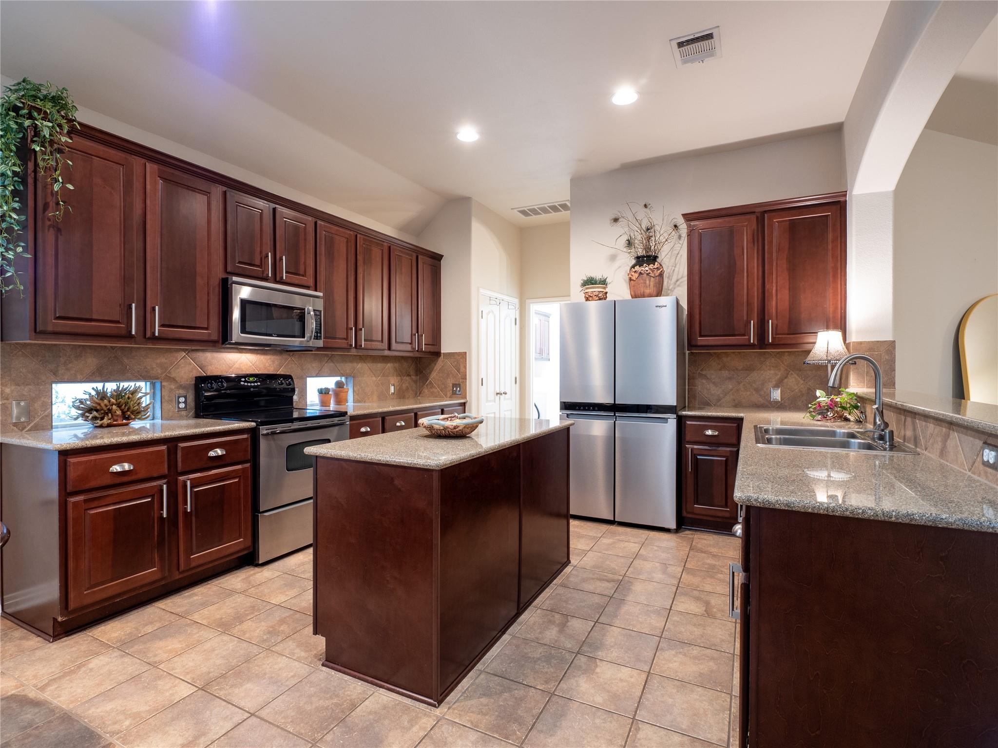 2214 Yellow Bird Trl Property Photo 10