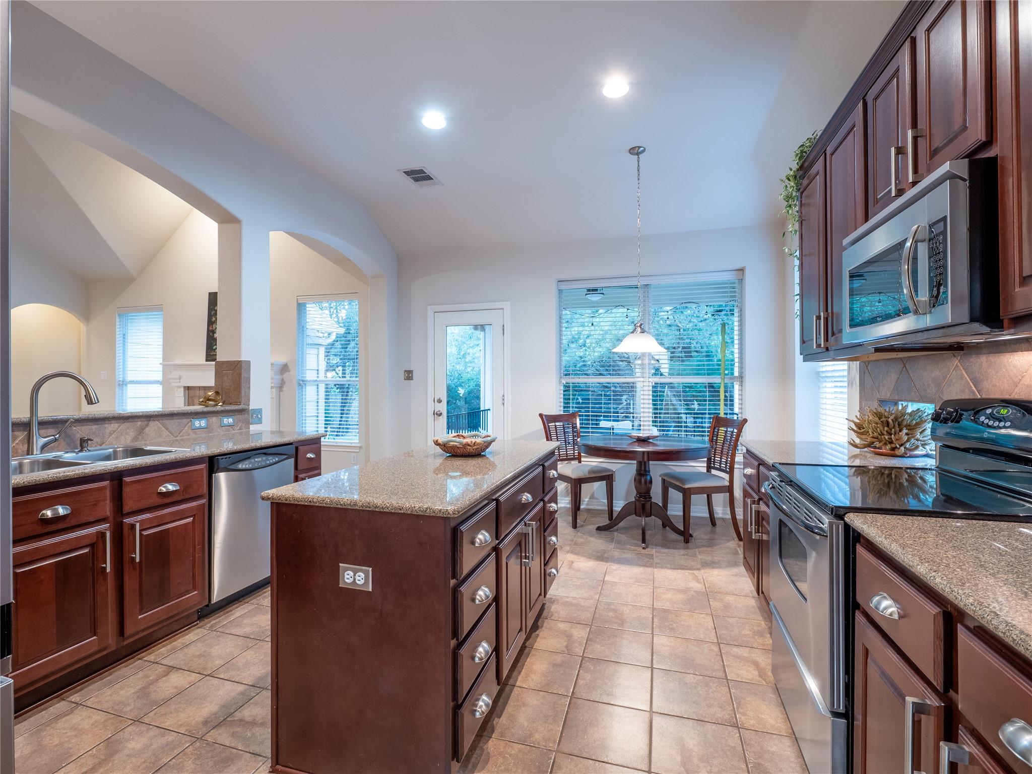 2214 Yellow Bird Trl Property Photo 12