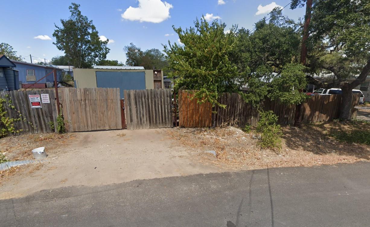 320 W Thiele St Property Photo 3