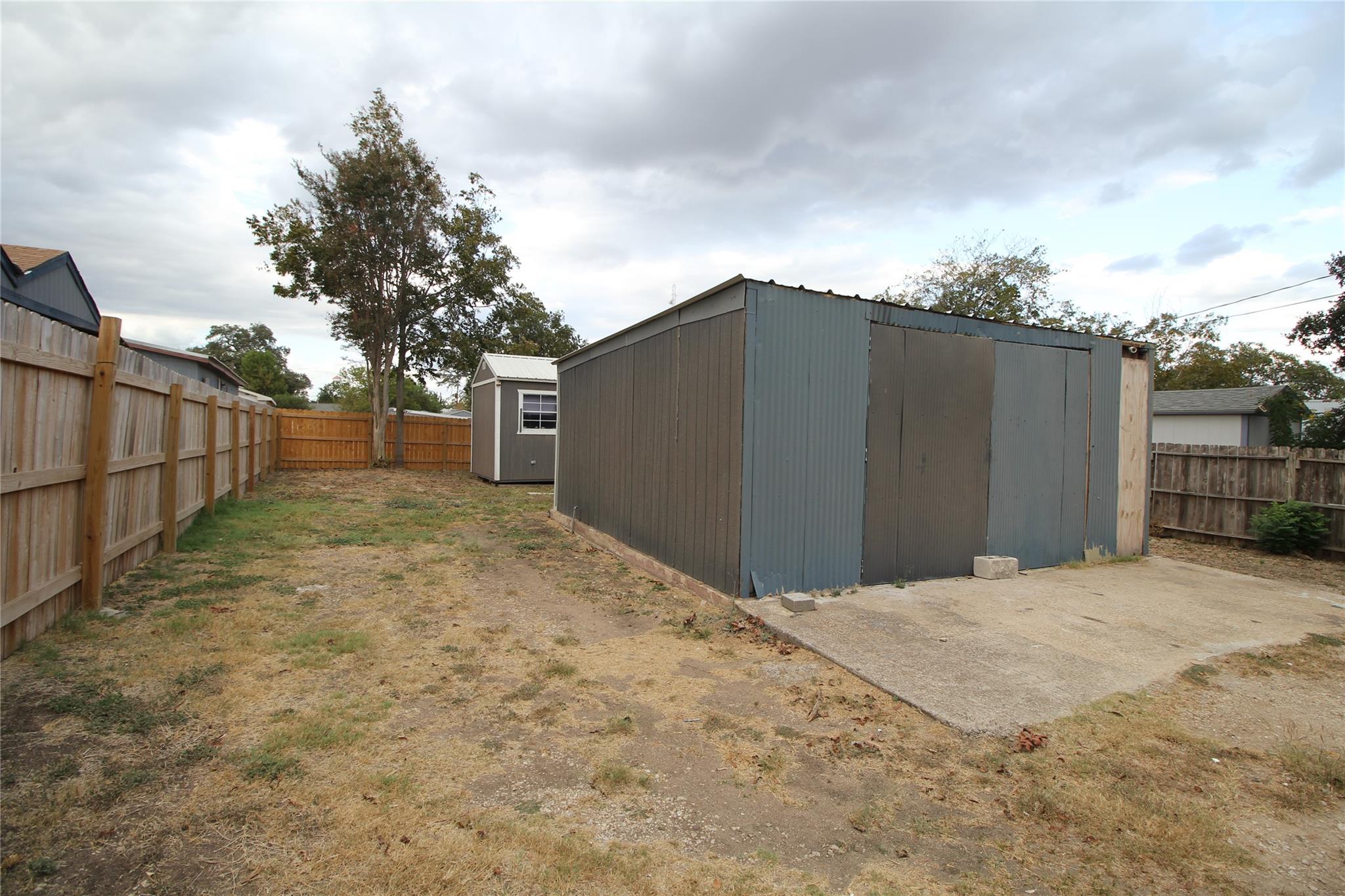 320 W Thiele St Property Photo 5