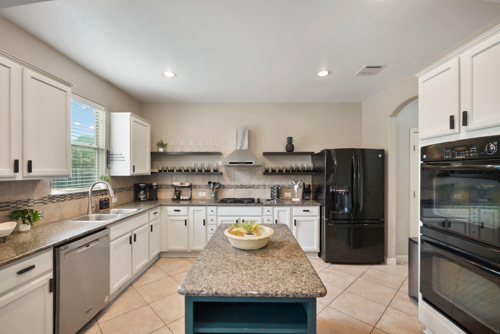 3709 Glastonbury Trl Property Photo 4
