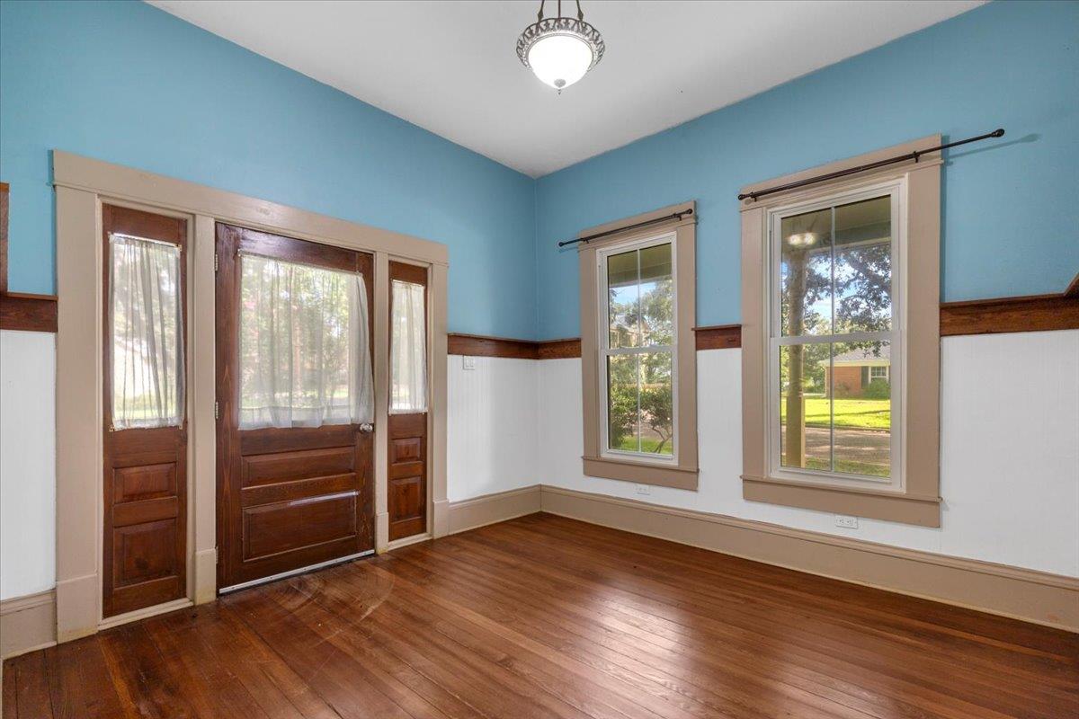 710 Gresham St Property Photo 4