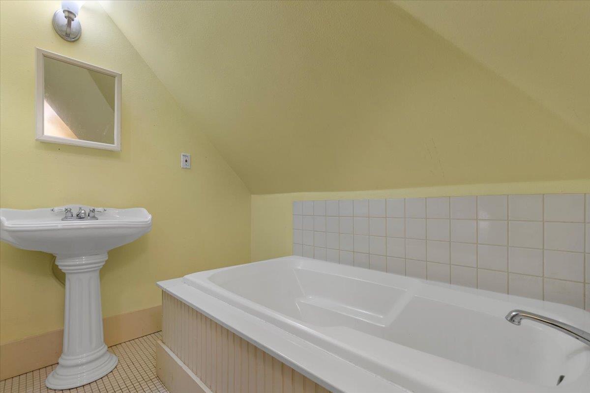 710 Gresham St Property Photo 22
