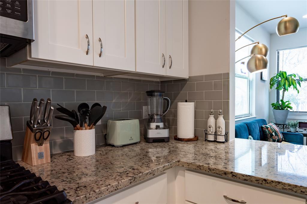 4702 Leslie Ave #a Property Photo 4