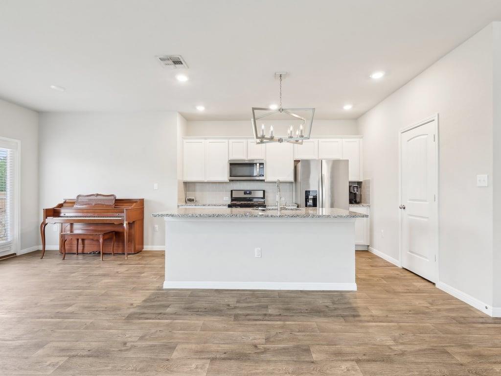 709 Bluffview Dr Property Photo 5