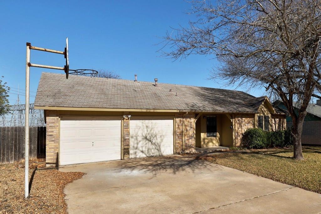 1214 Doonesbury Dr Property Photo 3