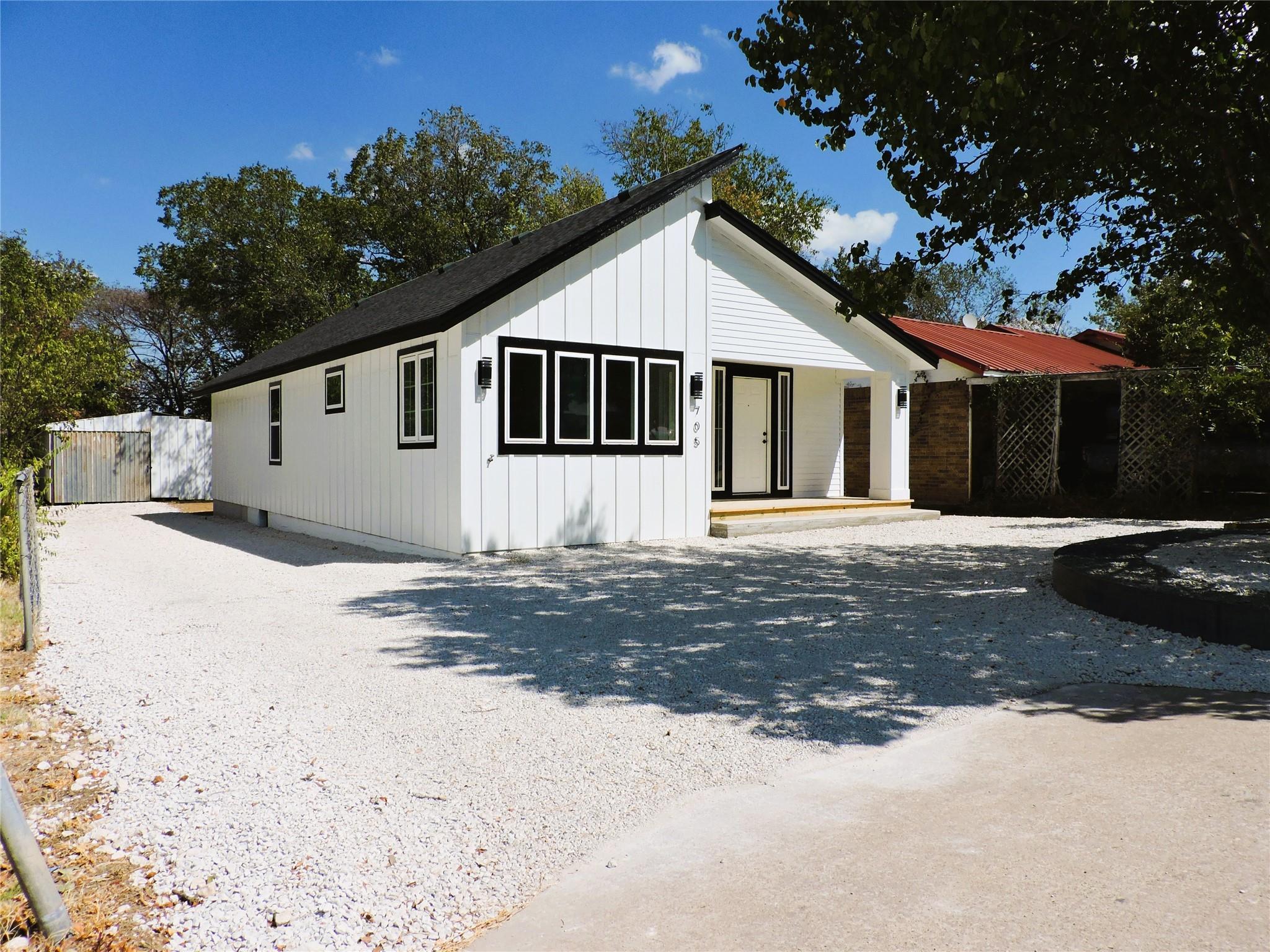 705 E Highway 82 None Property Photo 1