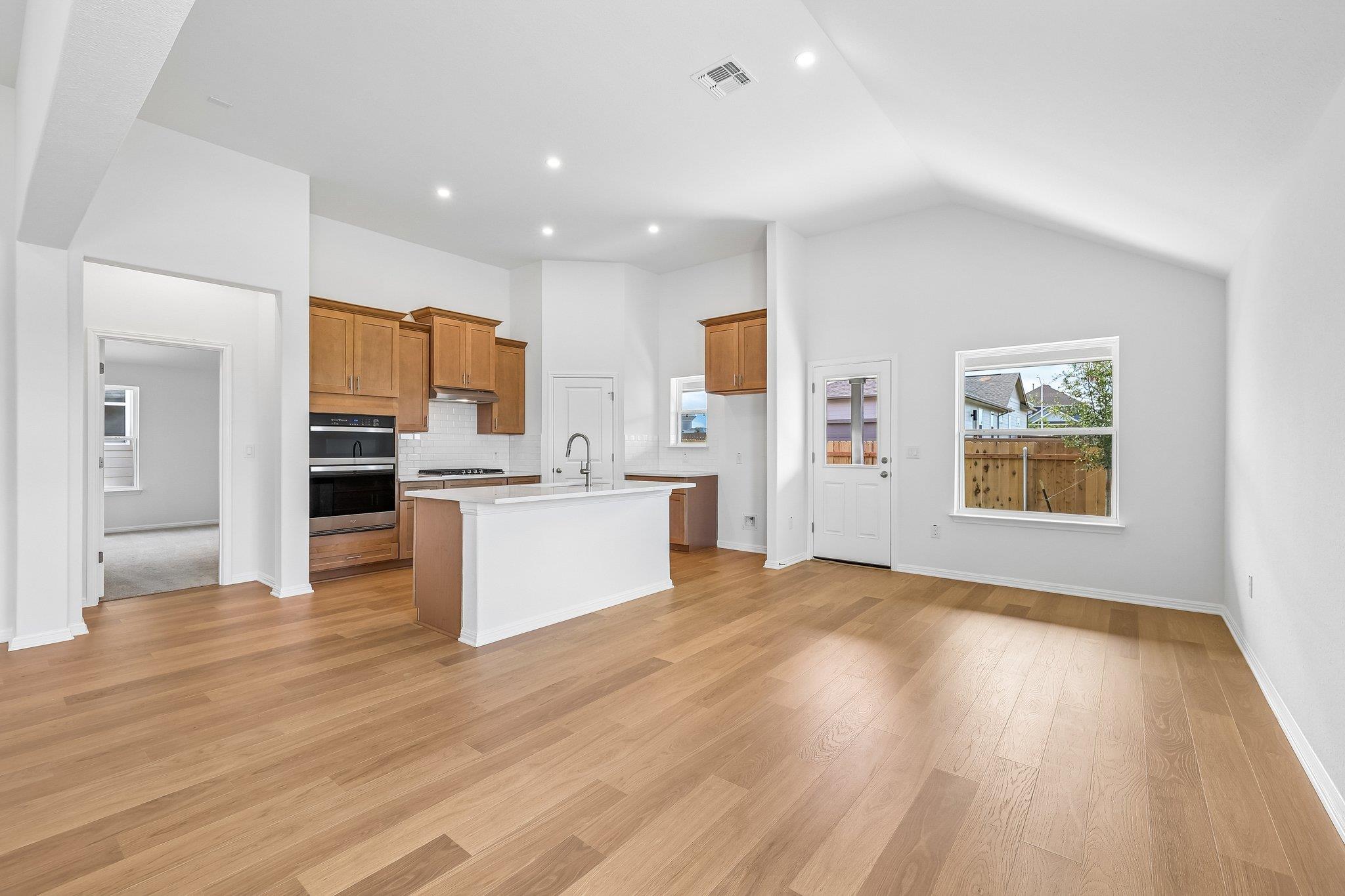 471 Young St Property Photo 2