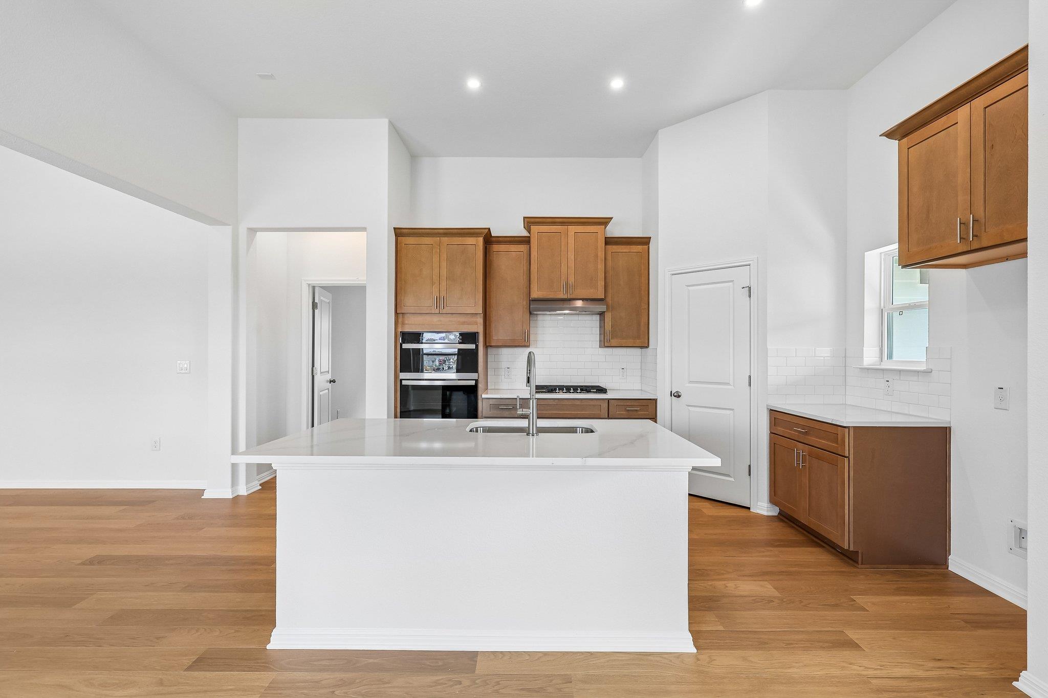 471 Young St Property Photo 4