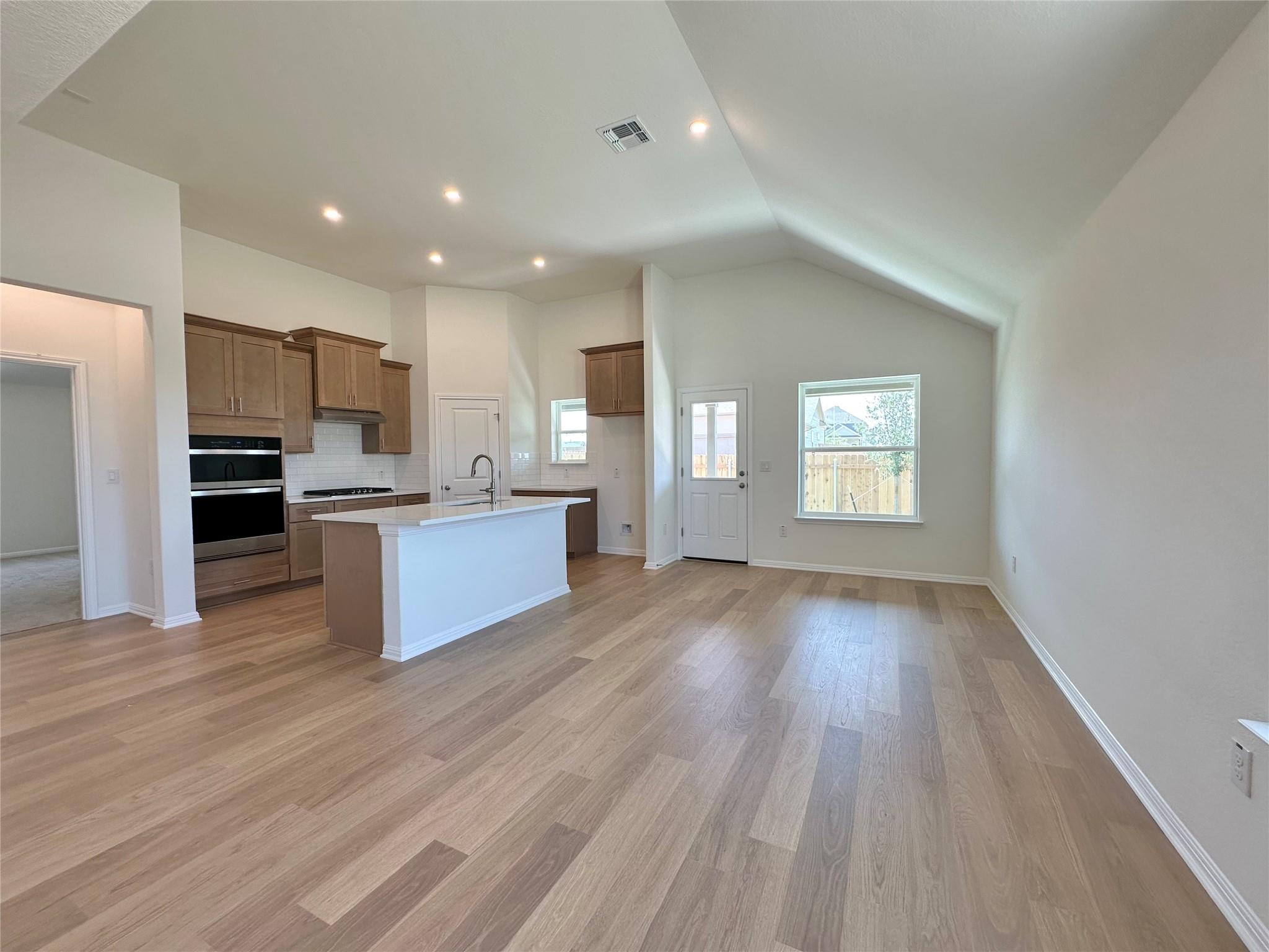 471 Young St Property Photo 5