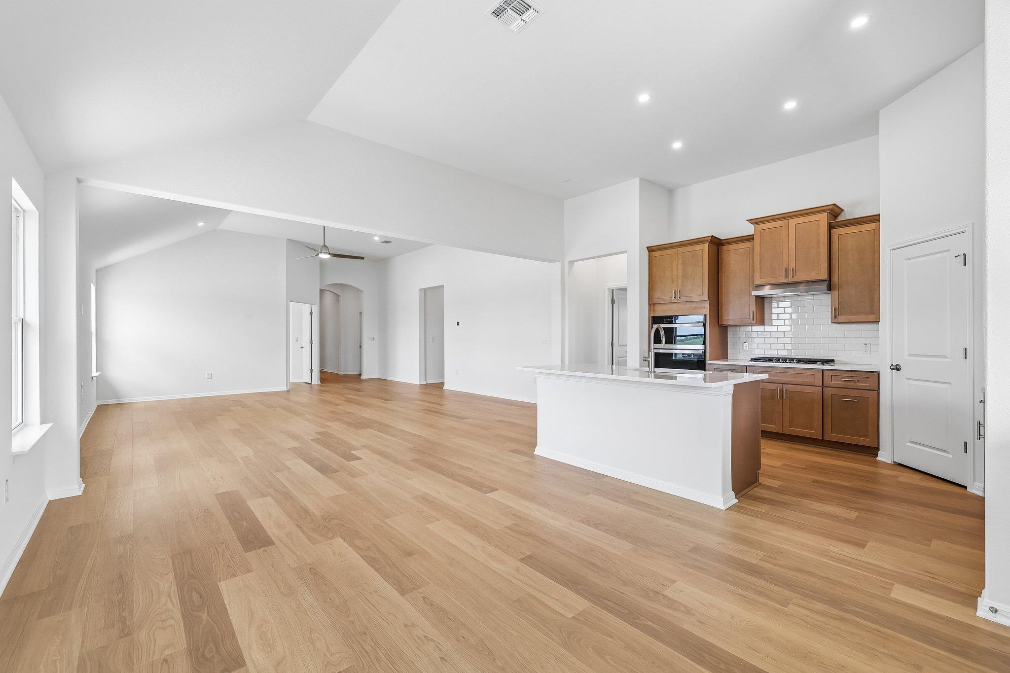 471 Young St Property Photo 7