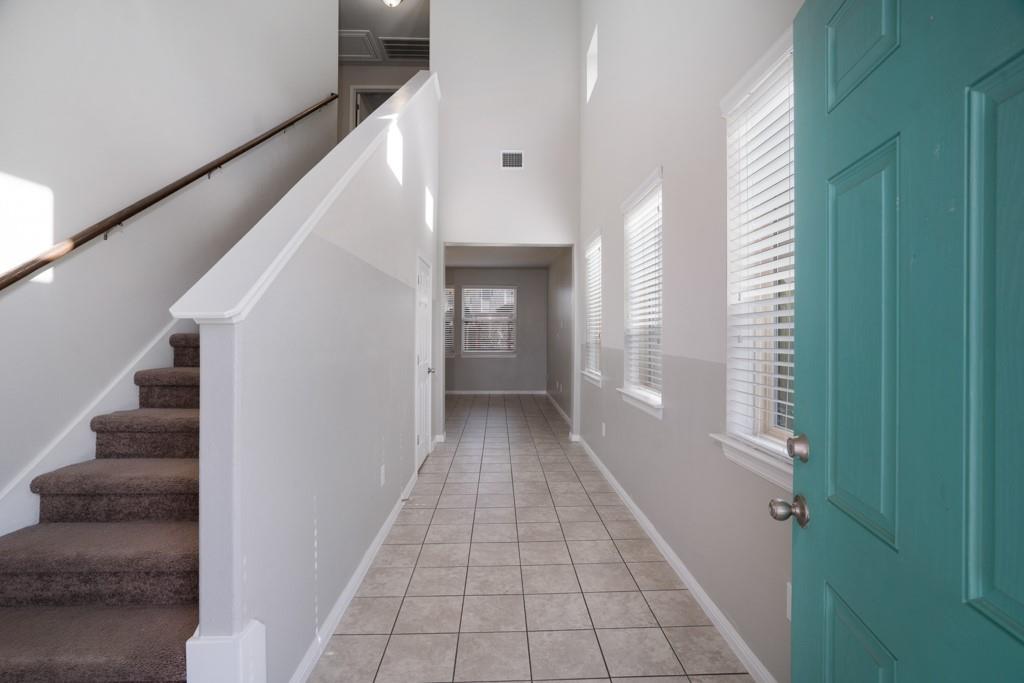 156 Triumph Rd Property Photo 3