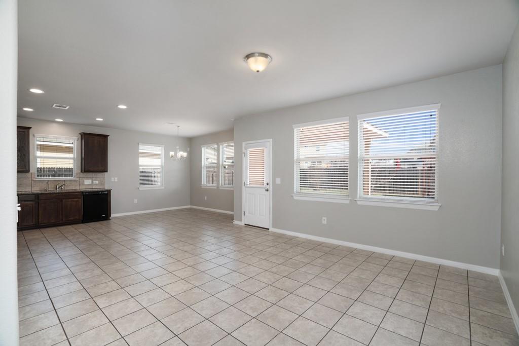 156 Triumph Rd Property Photo 5