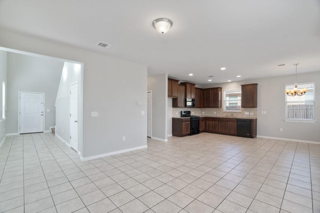 156 Triumph Rd Property Photo 6