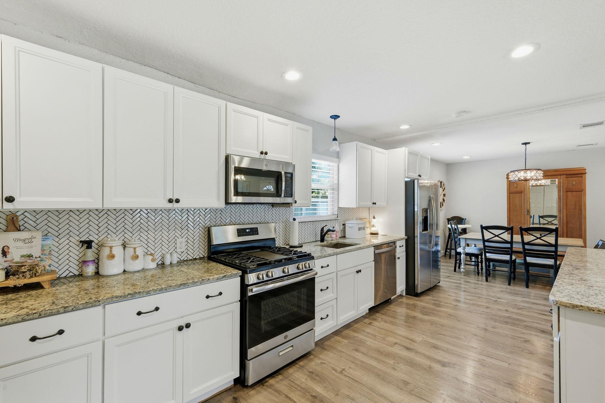 1104 W 7th St Property Photo 6