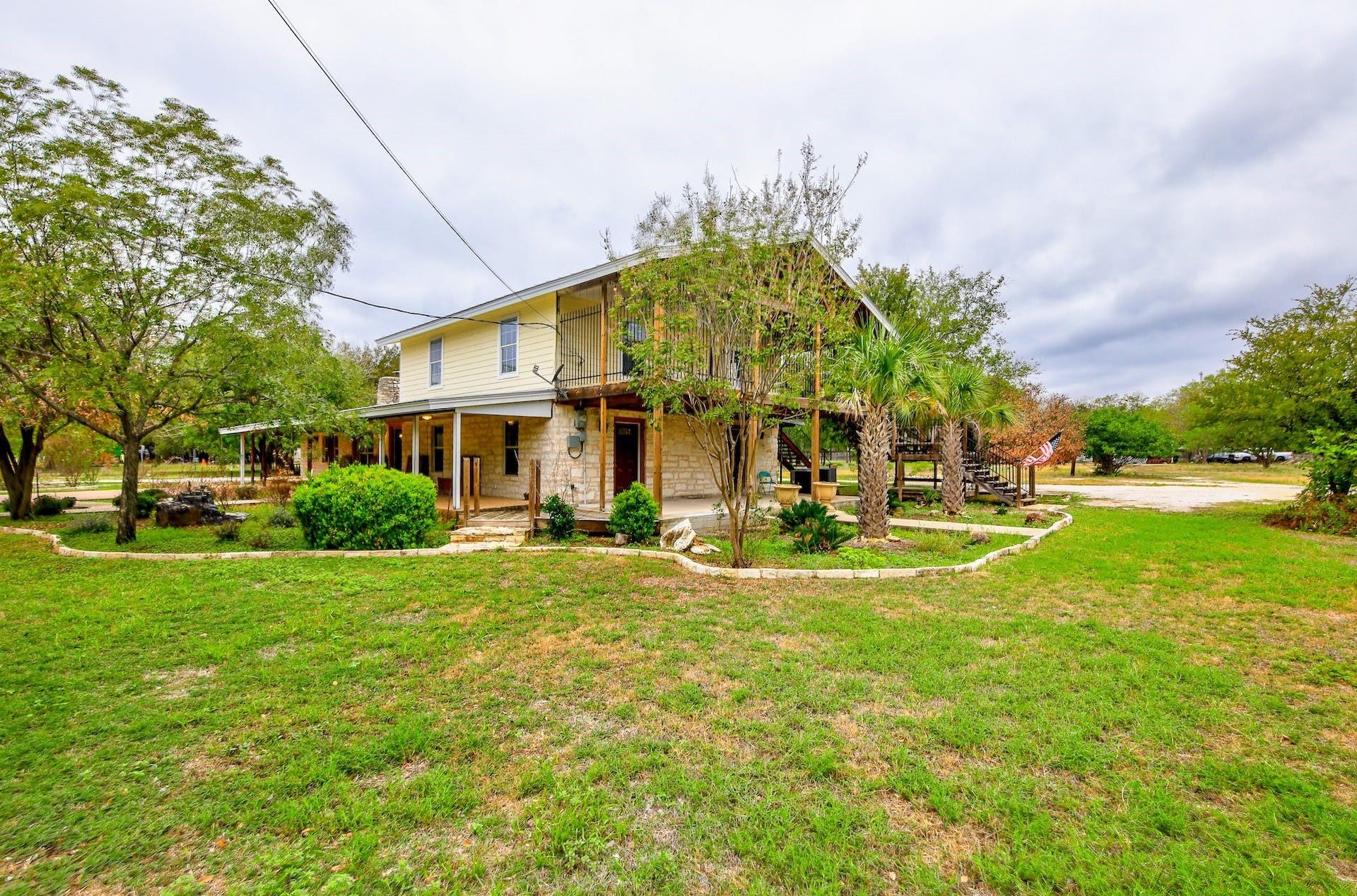 1000 Ledbetter St Property Photo 3